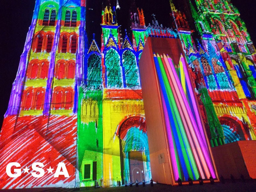 Лазерное шоу на соборое в Руане, Франция